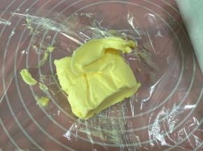 黄油用大的保鲜膜封住，用擀面杖擀平