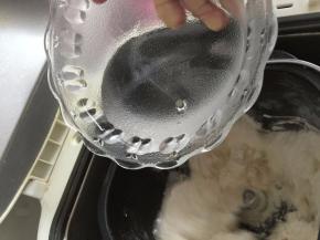 黄油和面粉和均匀后缓慢加入加盐的清水一起搅拌