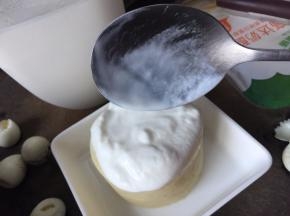脱模后勺入一匙酸奶在土豆泥上