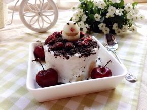 撒上蔓越莓果干和放入樱桃即可