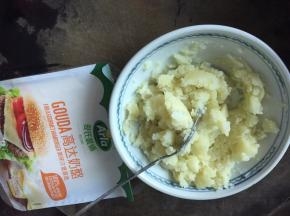土豆去皮后用汤匙压成泥