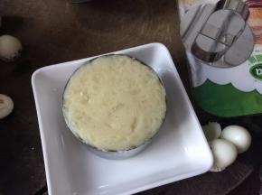 然后将压成泥状的土豆勺入圆形慕斯模具中压实