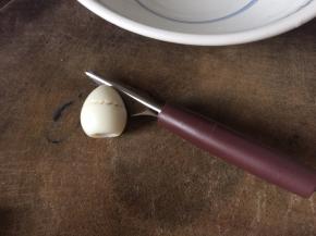 鹧鸪蛋去壳用雕花到雕出小鸟的模样，然后用奥利奥饼干碎做眼睛，用蔓越莓做嘴啄，放在土豆泥上