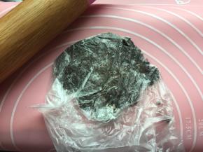 取奥利奥饼干一块放入保鲜袋里用擀面杖压碎