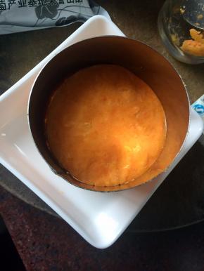 在将薯泥装入模具中放入容器中