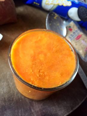 然后薯泥加入丘比沙拉酱用汤匙一起搅拌均匀压成泥状