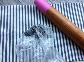 取奥利奥饼干一块放入保鲜袋里