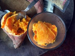 将叮熟的红薯去皮，挖出薯泥