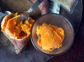 将叮熟的红薯去皮，挖出薯泥