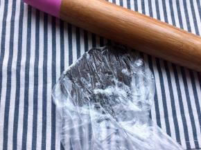 用擀面杖轻轻碾碎