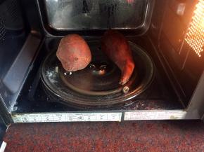 红薯洗净后放入微波炉叮10分钟