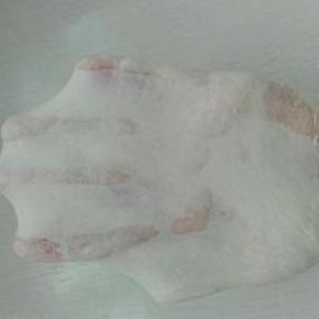 2. 用后油法（除黄油外所有材料混合揉至可以拉出大片厚膜，放入软化黄油）揉至完全扩展状态，如图所示