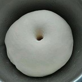 3. 室温发酵至手指戳洞不回缩不塌陷即可