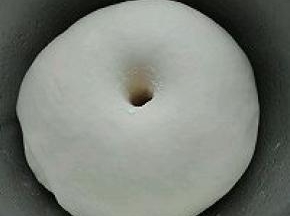 3. 室温发酵至手指戳洞不回缩不塌陷即可