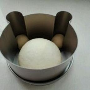 4. 发酵好的面团排气后，分出两个25克小面团，分别揉圆放入模具中，在温暖潮湿环境下进行二次发酵，发酵至模具八分高基本可以