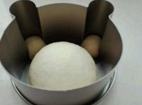 4. 发酵好的面团排气后，分出两个25克小面团，分别揉圆放入模具中，在温暖潮湿环境下进行二次发酵，发酵至模具八分高基本可以