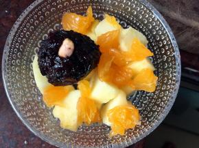 将橘子去皮取瓤放入碗中