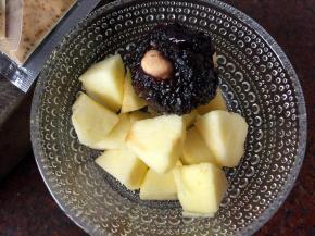 将苹果切块后放入碗中，黑米蒸好放入碗中