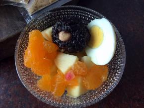 将煮熟的鸡蛋切半后放入碗中