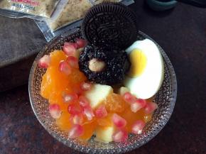 取石榴籽和奥利奥饼干放入碗中