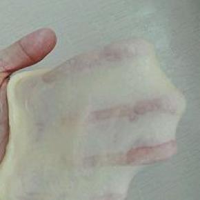 2. 所有材料混合揉至扩展状态，如图所示