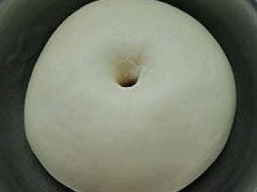 3. 进行室温发酵，发酵至手指戳洞不回缩不塌陷即可