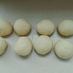 4. 发酵好的面团排气，等分八份，滚圆盖保鲜膜醒发15分钟