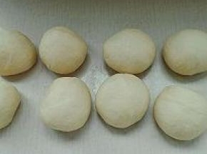 4. 发酵好的面团排气，等分八份，滚圆盖保鲜膜醒发15分钟