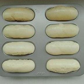 7. 温暖湿润的环境下进行二次发酵，发酵好表面刷层蛋液