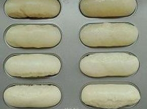 7. 温暖湿润的环境下进行二次发酵，发酵好表面刷层蛋液