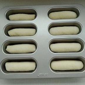 6. 从层面卷起，依次摆放入烤盘中