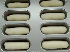 6. 从层面卷起，依次摆放入烤盘中