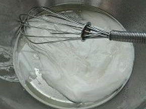 1. 酸奶加糖（10克）加玉米油搅打乳化状态