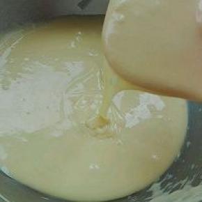 4. 打入蛋黄同样划Z形拌至细腻蛋黄糊（蛋白另外放入干净无水无油盆中，滴入几滴柠檬汁）