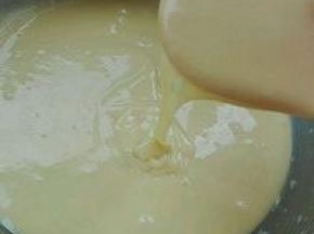 4. 打入蛋黄同样划Z形拌至细腻蛋黄糊（蛋白另外放入干净无水无油盆中，滴入几滴柠檬汁）