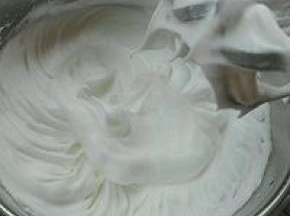 5. 糖（60克）分三次放入蛋清中打发成提起打蛋器有直立尖头