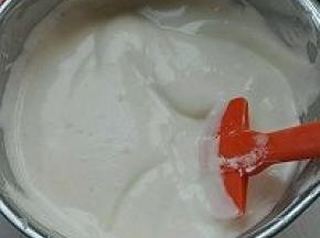 6. 蛋白分三次同蛋黄糊快速轻盈的用翻拌手法拌均匀