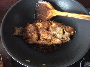 然后放入珍珠鱼，加入生抽和适量开水焖烧