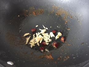 倒出锅中油，利用余油煸香姜丝和干辣椒