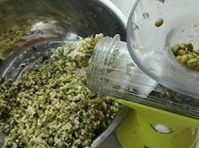 2. 用果语机去掉头摇碎