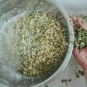 4. 倒入水搓洗，去掉皮