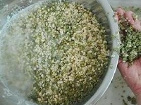 4. 倒入水搓洗，去掉皮