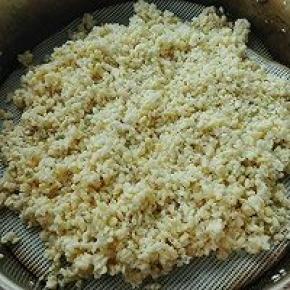 5. 多搓洗几遍，就可以将绿豆皮去掉了，放入锅中蒸熟，用果语机或者料理机打细腻，不粘锅倒入油，糖翻炒至完全融合