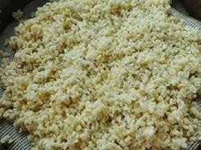 5. 多搓洗几遍，就可以将绿豆皮去掉了，放入锅中蒸熟，用果语机或者料理机打细腻，不粘锅倒入油，糖翻炒至完全融合