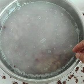 3. 倒入水，搓洗搅碎的红豆，将搓洗下来的皮捞出去