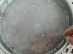 3. 倒入水，搓洗搅碎的红豆，将搓洗下来的皮捞出去