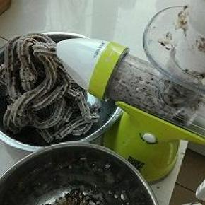 6. 蒸熟的红豆用果语机装上冰淇淋头摇成泥