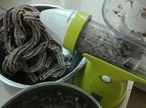 6. 蒸熟的红豆用果语机装上冰淇淋头摇成泥