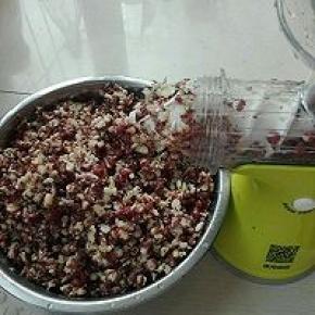 2. 捞出来用果语机去掉头搅碎