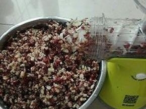 2. 捞出来用果语机去掉头搅碎